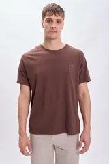 Remera marrón de manga corta con estampa de un vaso de café.
