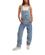 Jardinero de denim celeste con silueta holgada, bolsillos delanteros, laterales y traseros, tirantes ajustables con hebilla metálica, y cierre lateral con botones.