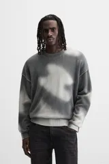 Jersey de punto gris con efecto tie-dye blanco, de corte relaxed fit, cuello redondo y mangas largas.