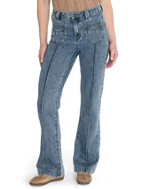 Pantalón de jean azul de tiro alto, corte bootcut y bolsillos delanteros con costuras decorativas.