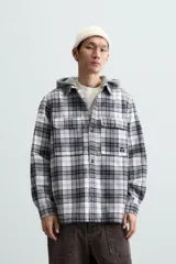 Sobrecamisa de hombre a cuadros azul marino y blanco, corte relaxed fit, con capucha gris de algodón, cuello solapa, manga larga con puños abotonados, bolsillos de parche en el pecho y bolsillos laterales en la cadera.