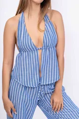 Top chaleco azul con rayas verticales blancas, escote halter y espalda descubierta.