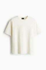 Remera color crema de algodón con textura waffle, cuello redondo y corte regular.