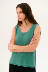 Musculosa verde de tejido de lino con cuello redondo y sisas anchas.