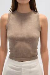 Top sin mangas color salmón, ajustado al cuerpo y con cuello a la base.