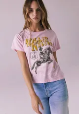 Camiseta rosa de manga corta y cuello redondo, con estampado vintage de Willie Nelson a caballo y logo de la Ruta 66.
