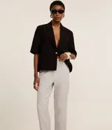 Pantalón carrot de sastrería de cintura alta color azul marino, con trabillas y bolsillos delanteros.