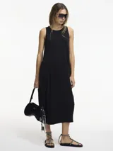 Vestido midi negro de silueta balloon con bolsillos laterales y mezcla de texturas en laterales y frente.