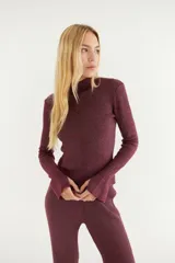 Polera de punto color bordó, con calado y ojal para el pulgar.