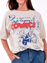 Remera color crema con estampado de cómic de Donald Duck en azul y rojo.