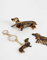 Set de accesorios para el pelo con diseño de perro salchicha en carey, incluye un peine, un broche y un llavero.