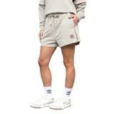 Short deportivo de mujer color beige claro, confeccionado en tejido de punto (tipo felpa o algodón), con cintura elástica ajustable mediante cordón y logo Umbro bordado en el frente. Presenta ribetes finos de color bordó en los laterales.