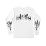 Remera de manga larga blanca con estampado de letras oscuras y diseño gráfico en las mangas.