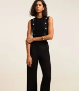 Pantalón recto de cintura alta color negro, confeccionado en punto roma con viscosa sostenible. Incluye trabillas en la cintura, pliegues y cinturón fino de material sintético con hebilla en forma de ocho.