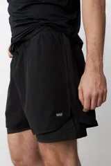 Short deportivo azul marino con calza interna negra y cordón de ajuste en la cintura.