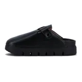Zueco negro con plataforma, tira ancha sobre el empeine con hebilla ajustable.
