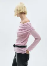 Sweater rosa de punto con cuello bote y mangas largas.