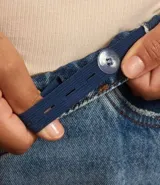 Pollera midi de jeans azul, corte sirena, con cintura elástica, trabillas, bolsillos laterales y recortes verticales.