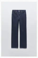 Pantalón de jean celeste de tiro bajo, corte flare, cropped y cinco bolsillos.