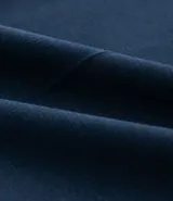 Pantalón slim fit de hombre color azul marino, con cintura con pasadores, cierre tradicional y bolsillos tipo cuchillo. Confeccionado con tecnología Performance para mayor respirabilidad y secado rápido.