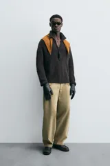 Sweater tipo polo color gris oscuro, de punto con textura, corte regular fit, cuello solapa con abertura frontal, manga larga y terminaciones en rib.