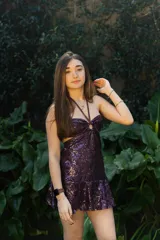 Vestido corto de fiesta color morado con lentejuelas, escote halter con argolla, espalda descubierta y falda con volados.