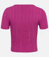 Blusa de punto color fucsia con cuello redondo y mangas cortas. Tiene una malla texturizada con material responsable en la composición.