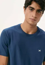 Camiseta básica color verde con cuello redondo y manga corta.