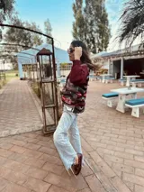 Saco con cuerpo de paño y mangas tejidas en lana merino con diseño étnico.