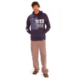 Buzo hoodie Caterpillar azul marino con capucha ajustable con cordones bicolor, bolsillo tipo canguro, puños y dobladillo acanalados. Estampado frontal con el año 1925 y texto alusivo a la historia de la marca. Logo de Caterpillar estampado en la manga izquierda.