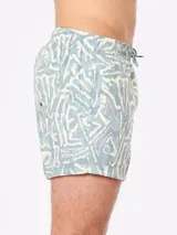 Short de baño celeste con estampado abstracto en tonos pastel y logo de la marca Rusty en el lateral.