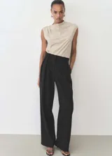 Pantalón de vestir negro de lyocell, corte recto y tiro alto.