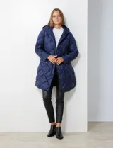 Campera de abrigo azul marino, con cierre oculto, botones a presión y capucha ajustable. Incluye bolsa para almacenamiento.