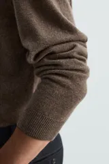 Jersey de hombre regular fit, color negro, tejido en hilatura de lana cashmere. Cuello redondo y manga larga con terminaciones en rib.