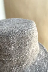 Sombrero tipo bucket de lana color beige con diseño de espiga.