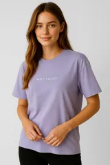 Remera lila de algodón con cuello redondo, mangas cortas y estampado frontal con la frase 'SOFT CHAOS' en color blanco.