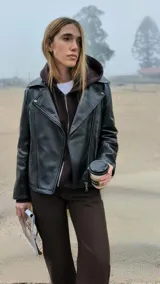 Chaqueta de cuero ovino color marrón con cierre cruzado y cuello con solapas.