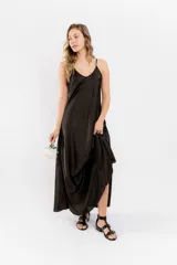 Vestido largo de satén color gris oscuro, con breteles finos y escote en V.