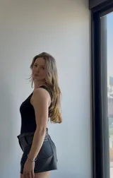 Top negro básico de lycra con escote cuadrado y delantera doble.