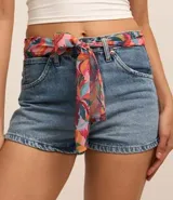 Short de jean de cintura alta con trabillas, cierre por botón y cremallera, bolsillos delanteros y traseros. Incluye cinturón pañuelo con estampa tropical de cocoteros.