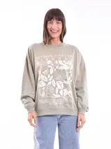 Buzo color beige con estampado de flores, mariposa y sol.