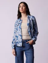 Campera de tencel estampado con arabescos azules y blancos, marca Ruby Rd. Tiene cuello solapa, abertura central con botones y bolsillos delanteros.