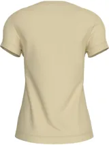 Remera color beige de corte slim fit, cuello redondo y manga corta. Estampado frontal con el logo CK en tono sobre tono.