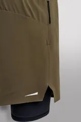 Shorts deportivos color verde oliva con calza interior negra, de tejido técnico ligero y elástico. Cuenta con cintura elástica ajustable con cordón, bolsillos laterales con cierre de cremallera, bajo con aberturas laterales y detalle de logo estampado.