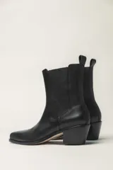 Bota texana de cuero color marrón con elástico lateral y taco cubano negro.