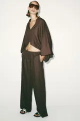 Kimono marrón de lino con escote en pico, mangas largas amplias y bajo asimétrico.