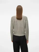 Sweater de punto color gris con cuello en V, mangas largas y lentejuelas plateadas.