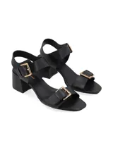 Sandalias negras de cuero con taco bloque, hebillas metálicas doradas y suela antideslizante de caucho.