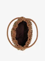 Mini bolso cubo negro con tachuelas doradas, confeccionado en cuero con detalles metálicos. Tiene doble asa corta y cierre con broche magnético.