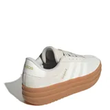 Championes urbanos Adidas VL Court Bold, color crema con detalles en blanco y suela marrón.